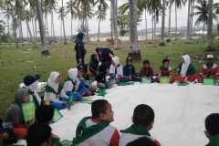 membersihkan-pantai5