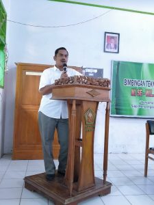 Dr. H. Muhammad Dinar Faisal, M.Si (Kabid Madrasah Kanwil Kemeag Prov. Sulbar) memberikan sambutan sekaligus membuka secara resmi Bimtek E-Learning MIN 1 Majene