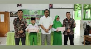 Kabid Madrasah Kanwil Kemenag Sulbar bersama Ka. MIN 1 Majene, menyerahkan bingkisan kepada siswa berprestasi dalam ajang KSMO 2020